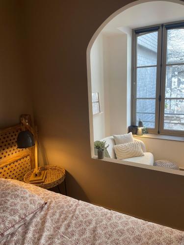 - une chambre avec un miroir, un lit et une chaise dans l'établissement Hyper Centre, Perle Rare et Chic Urbain, à Dieppe