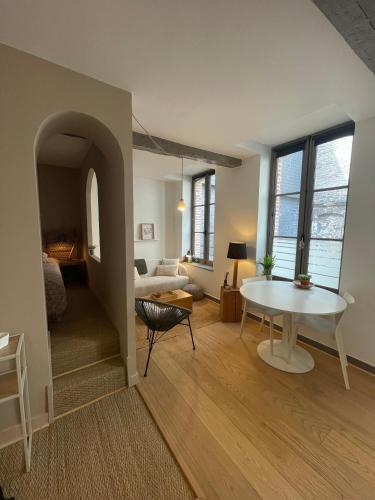 un salon avec une table et un canapé dans l'établissement Hyper Centre, Perle Rare et Chic Urbain, à Dieppe