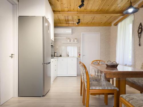 eine Küche mit Holzdecke und einem Tisch und Stühlen in der Unterkunft Tamari See in Dedoplis Tskaro