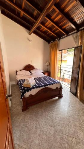 a bedroom with a bed in a room at Apto. en zona céntrica con vista panorámica al pueblo in San Gil
