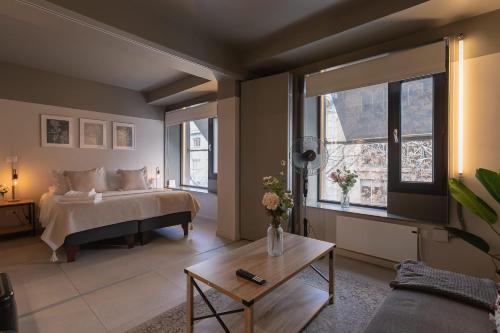 a bedroom with a bed and a table in a room at Vive Santiago al Maximo 1D1B en Metro Salvador in Santiago