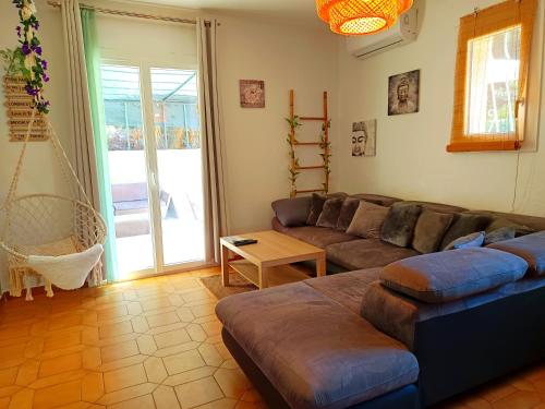 un salon avec un canapé et une table dans l'établissement Villa Naïs 126m2-Zen-Salle Cinéma-Piscine, à La Valette-du-Var
