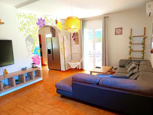 un salon avec un canapé et une télévision dans l'établissement Villa Naïs 126m2-Zen-Salle Cinéma-Piscine, à La Valette-du-Var