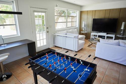 Televisyen dan/atau pusat hiburan di Private Villa Miami Pool Oasis