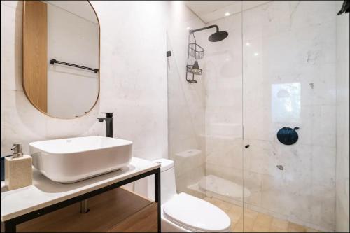 Ένα μπάνιο στο Cozy New Apartment in the Old City