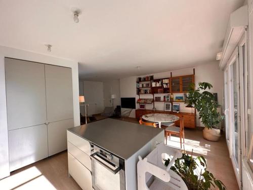 - une cuisine avec un comptoir et une table dans une pièce dans l'établissement Appartement à 10 min centre Paris métro 13 et 14, à Saint-Ouen