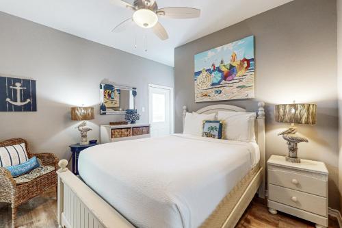 una camera con letto bianco e ventilatore a soffitto di Crab Shack a Corpus Christi