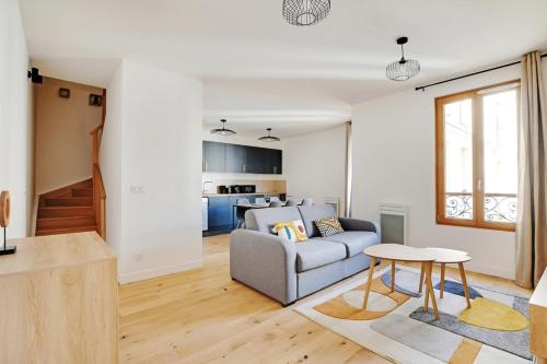 un salon avec un canapé et une table dans l'établissement Flexliving - room - Fessart, à Paris