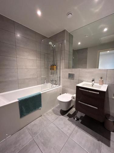 ein Badezimmer mit Toilette, Badewanne und Waschbecken in der Unterkunft Stylish studio apartment, One Thames Valley in Bracknell