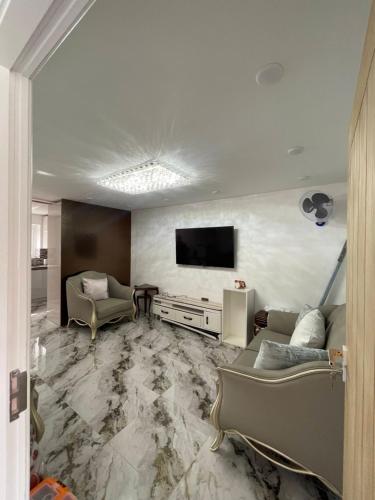 a living room with a couch and a tv at 4br-7guests-freeparking-garden-nearmanchester in Stockport