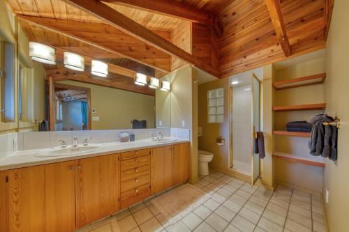 Un baño con dos lavabos y un espejo grande. en CLIFF CABIN Family Friendly|Hot Tub|Spectacular Views, en Fairmont Hot Springs
