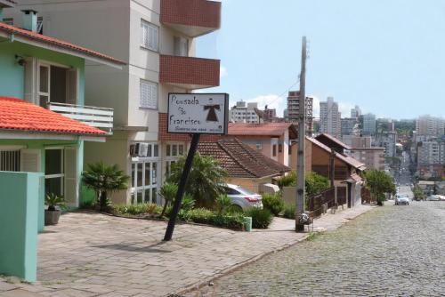 un cartello stradale sul lato di una strada cittadina di Pousada São Francisco a Bento Gonçalves
