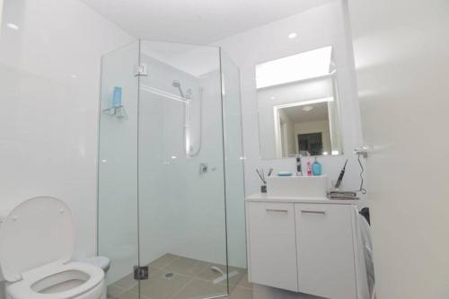 Bilik mandi di 2Bd 2Bath Modern Apt Turramurra