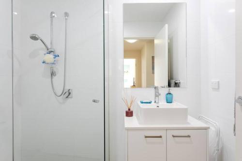 Bilik mandi di 2Bd 2Bath Modern Apt Turramurra