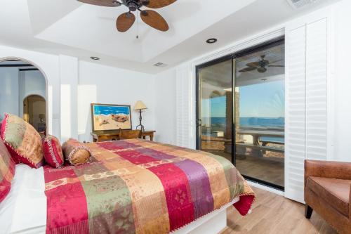 a bedroom with a bed and a ceiling fan at Casa Zillori in Puerto Peñasco