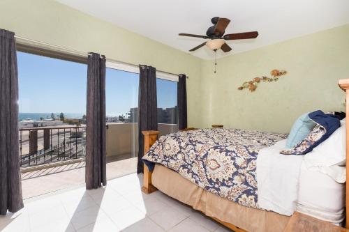 une chambre avec un lit et un balcon dans l'établissement Corona del Sol #204, à Puerto Peñasco
