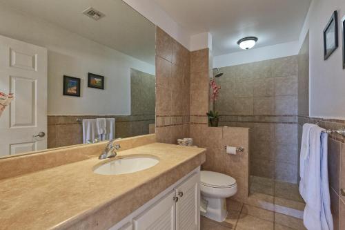 une salle de bain avec un lavabo et des toilettes dans l'établissement Corona del Sol #204, à Puerto Peñasco