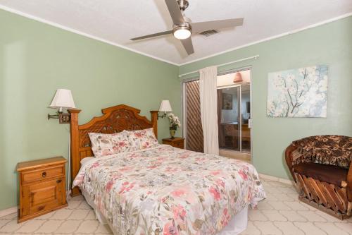 a bedroom with a bed and a ceiling fan at La Gaviota in Puerto Peñasco
