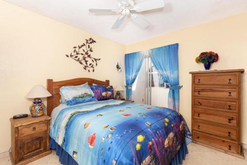 a bedroom with a bed and a ceiling fan at Casita de Suenos in Puerto Peñasco