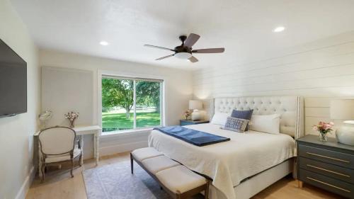 Ένα ή περισσότερα κρεβάτια σε δωμάτιο στο Shoal Creek Retreat - Spacious, Views, Relaxing