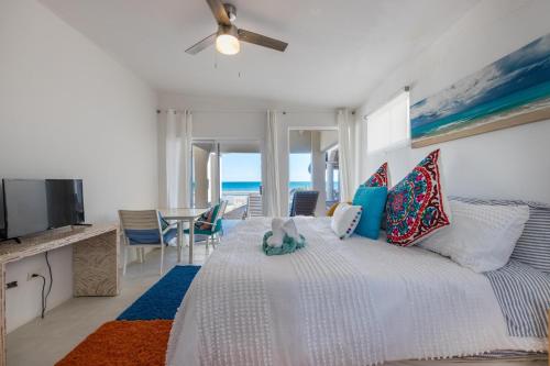 a bedroom with a bed with a teddy bear on it at La Perla in Playa Encanto