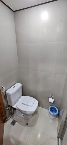 a bathroom with a white toilet and a blue bowl at Flat confortável particular no Hotel Jade Park Sul Brasília-DF in Brasilia