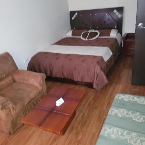 a hotel room with a bed and a couch at Apartamento confort centro in Pasto