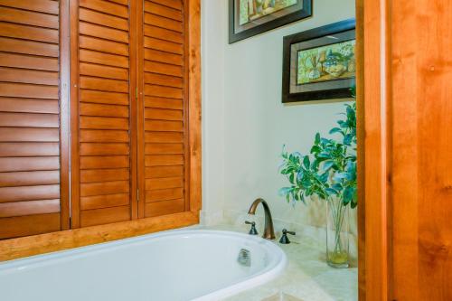 baño con bañera blanca y puerta de madera en Bella Sirena D802, en Puerto Peñasco