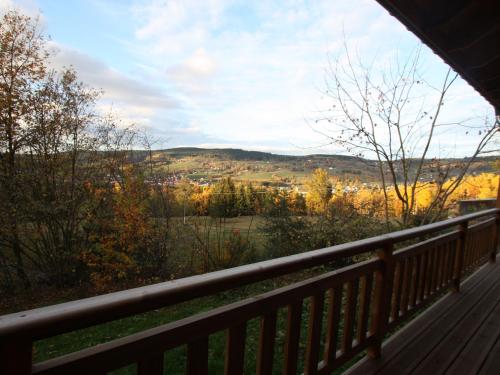 Photo de la galerie de l'établissement Charmant chalet 3 chambres avec terrasse proche Alsace - FR-1-589-112, à Fraize