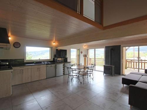 Photo de la galerie de l'établissement Charmant chalet 3 chambres avec terrasse proche Alsace - FR-1-589-112, à Fraize