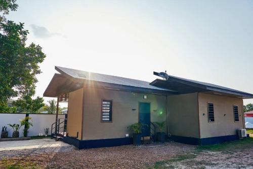 a small house with a blue door at Maroni Oasis in Saint-Laurent du Maroni