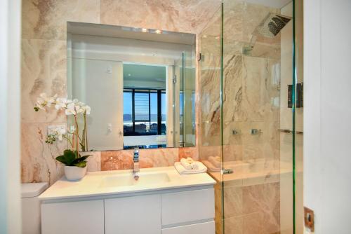 un baño con lavabo y ducha en Beach Bliss The Entrance North, en The Entrance