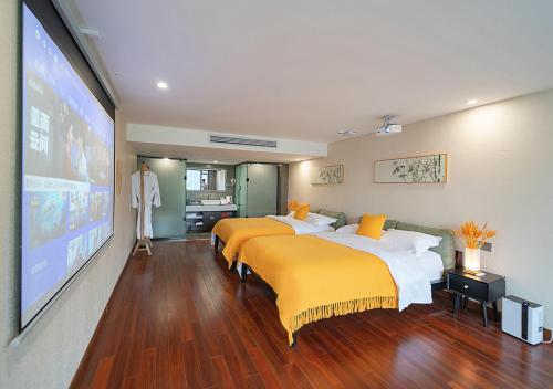 Una cama o camas en una habitación de 张家界阅竹山居民宿
