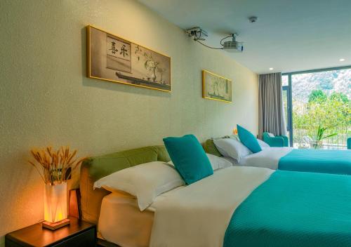 Una cama o camas en una habitación de 张家界阅竹山居民宿