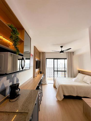 a hotel room with a bed and a kitchen with a bed gmaxwell gmaxwell gmaxwell at Blue Apto Automatizado Moderno in São Paulo