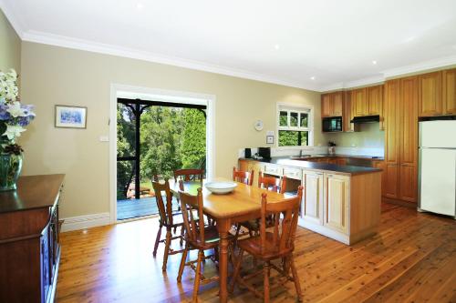 Una cocina o cocineta en Red Hill - By Berry Getaways