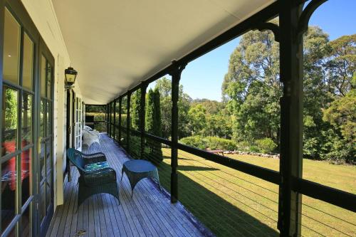 Un balcón o terraza en Red Hill - By Berry Getaways