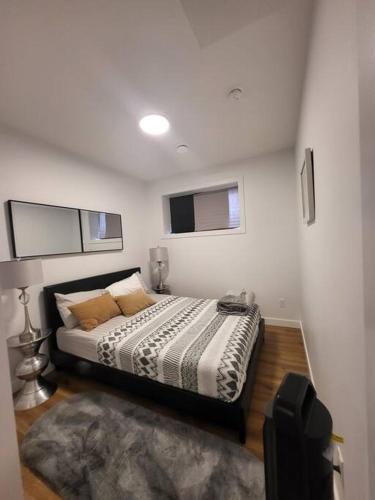 Postel nebo postele na pokoji v ubytování Pebbles' Cozy 2Bed Basement Suite - near Downtown