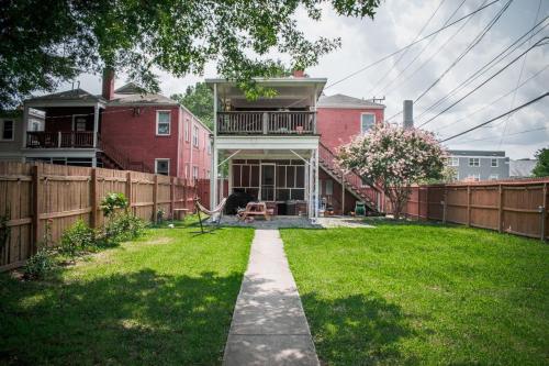 a yard with a fence and a house at Charming 3BR Apartment in the Heart of Richmond in Richmond