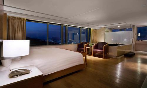 Postel nebo postele na pokoji v ubytování Banyan Tree Club & Spa Seoul
