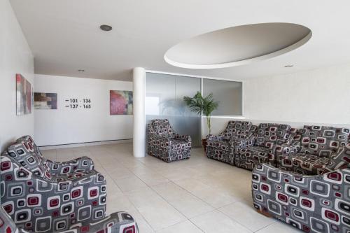 Ein Sitzbereich in der Unterkunft Hotel Astor Tijuana