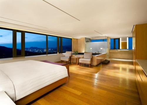 Postel nebo postele na pokoji v ubytování Banyan Tree Club & Spa Seoul