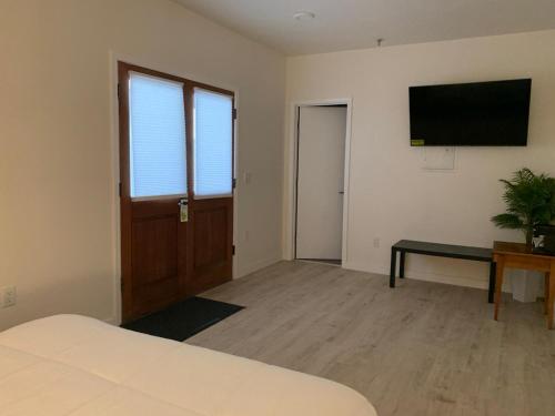 Televisyen dan/atau pusat hiburan di Pacific Grove Inn