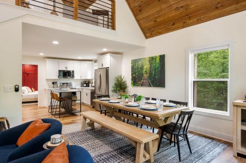 Un comedor y una cocina con mesa y sillas. en White Pines Lodge- Wooded Retreat, en Cub Run