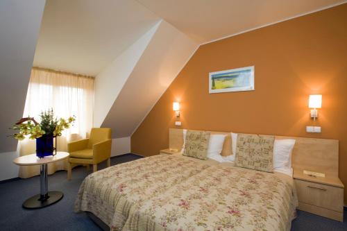 En eller flere senge i et værelse på Hotel Chvalská Tvrz