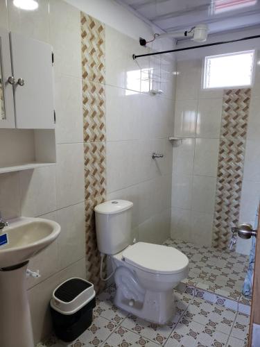 un baño con inodoro y lavabo en Magnof, en Guatapé