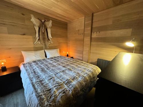 - une chambre avec un lit avec un crâne sur le mur dans l'établissement Le Panestrel (residence) - RESIDENCE LE PANESTREL MAE-9991, à Vars