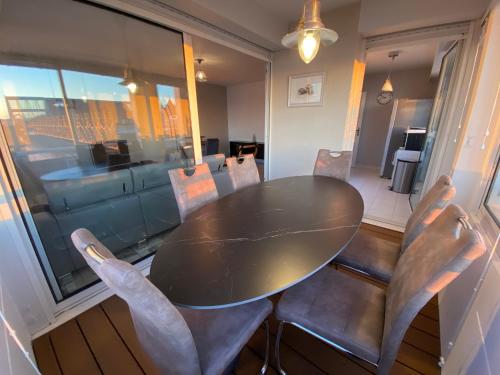 une salle à manger avec une table, des chaises et un canapé dans l'établissement Appartement T3 centre Arcachon avec parking et WIFI - FR-1-374-34, à Arcachon