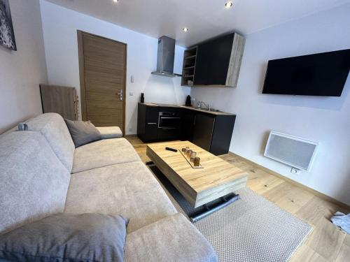 un salon avec un canapé et une table basse dans l'établissement Résidence Le Pelvoux Ii - RESIDENCE LE PELVOUX II MAE-0011, à Vars