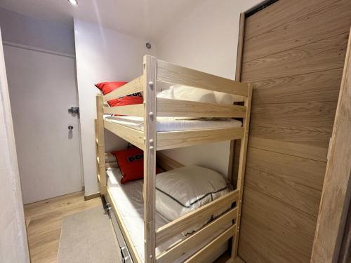 une chambre avec deux lits superposés dans l'établissement Résidence Le Pelvoux Ii - RESIDENCE LE PELVOUX II MAE-0011, à Vars